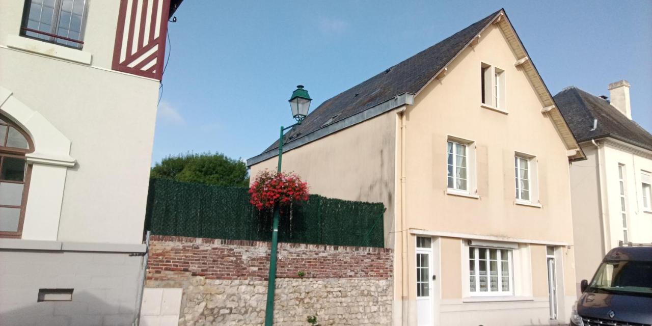 Le Plain Pied Sur Place Le Mêle-sur-Sarthe Exteriör bild