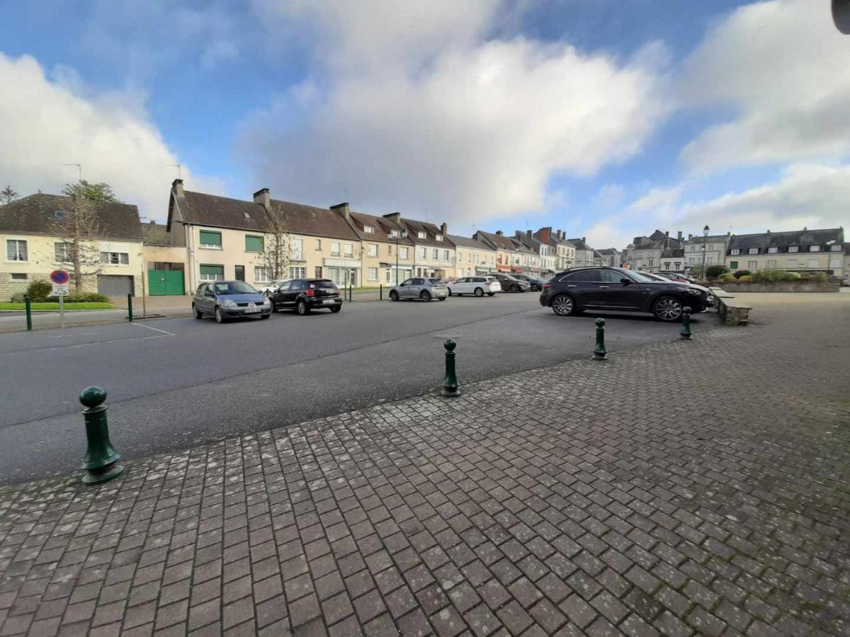 Le Plain Pied Sur Place Le Mêle-sur-Sarthe Exteriör bild